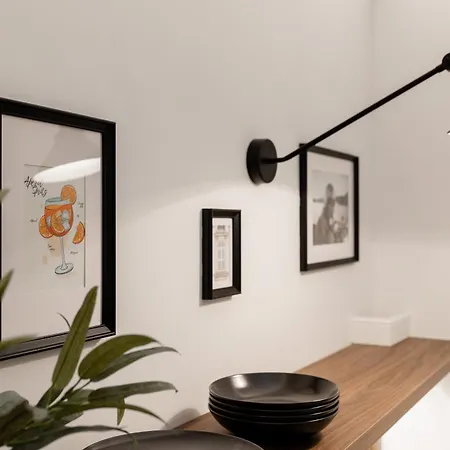 The Modernist Vasvari 6 *